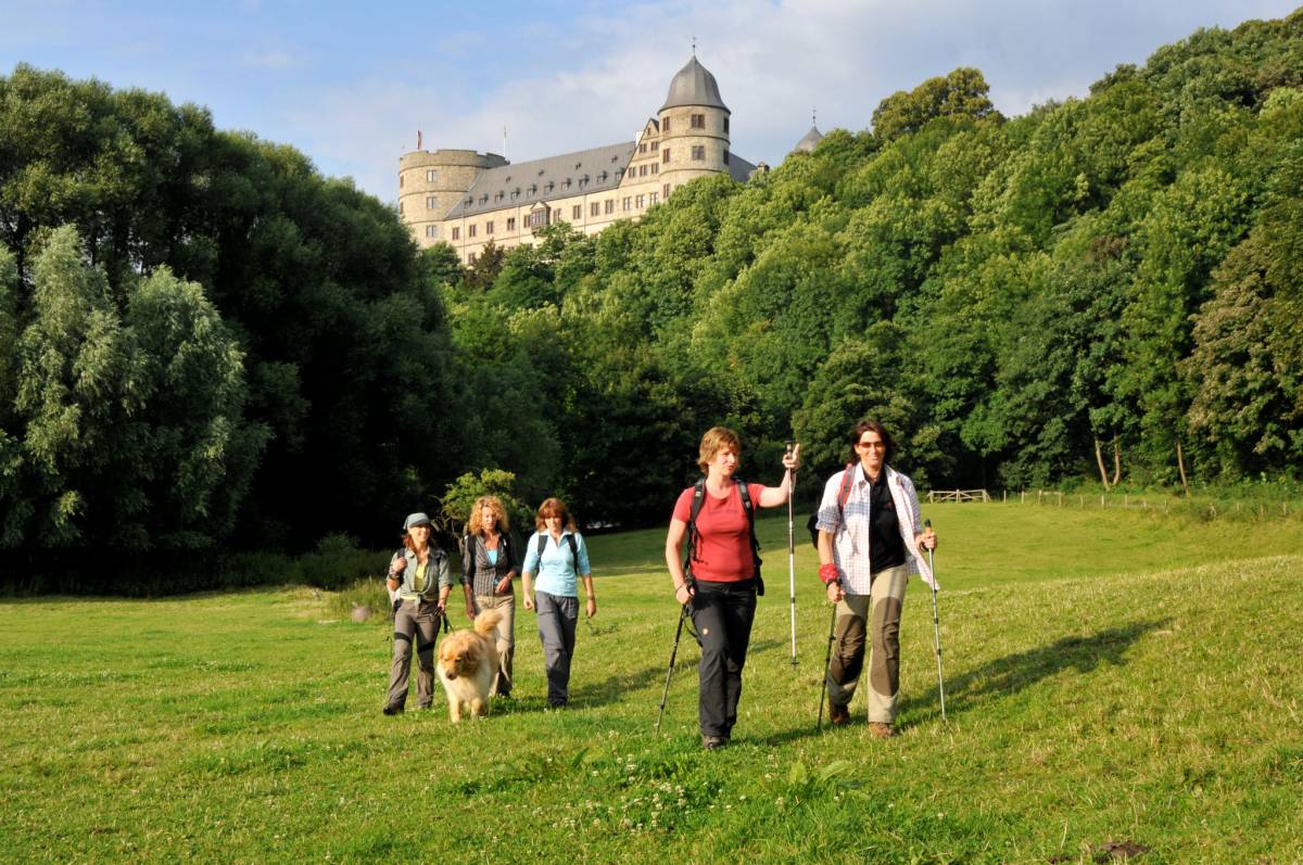 Wanderer vor der Kulisse der Wewelsburg © Touristikzentrale Paderborner Land / Reinhard Rohlf